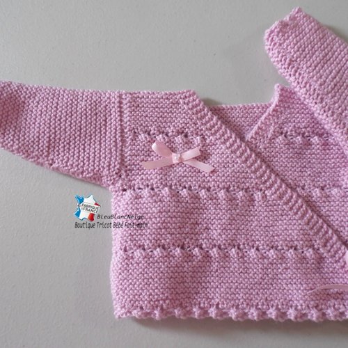Brassière 1 mois croisée, gilet cache coeur tricot bébé rose, modèle layette bb en laine tricoté main sur commande