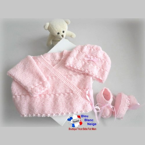 Ensemble 3 mois, brassière croisée, bonnet et chaussons, rose , laine calinou, tricot bebe, layette bb, sur commande