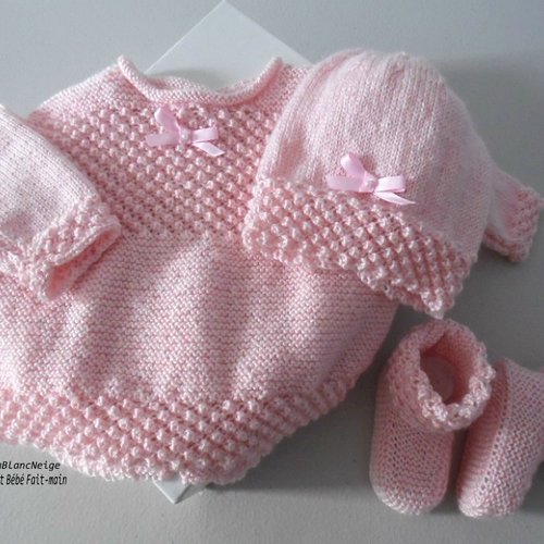 Trousseau bébé fille layette vintage en dentelle tricot rose ancien