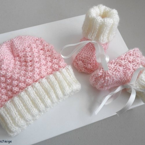 Bonnet et chaussons 1 mois, ensemble tricoté main en laine écrue et rose, tricot bb fille, calinou sur commande