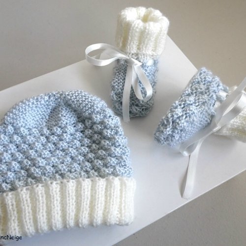 Bonnet et chaussons naissance, ensemble tricoté main laine calinou écrue et bleu azur, bb garçon, sur commande