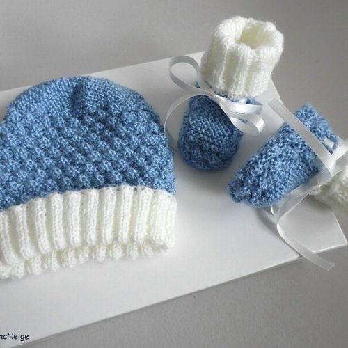 Bonnet et chaussons naissance, ensemble tricoté main laine calinou écrue et bleu clair, bb garçon, sur commande