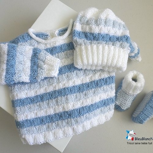 Ensemble, 1 mois 3 couleurs, brassière, bonnet et chaussons, blanc, bleu, tricoté main, tricot bébé sur comma