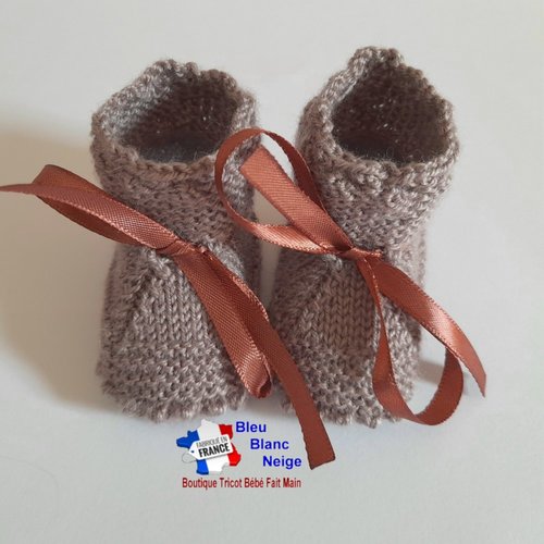 Chaussons bebe naissance, à crans liseré haut astrakan, coloris marron ourson modèle layette tricot bébé sur commande