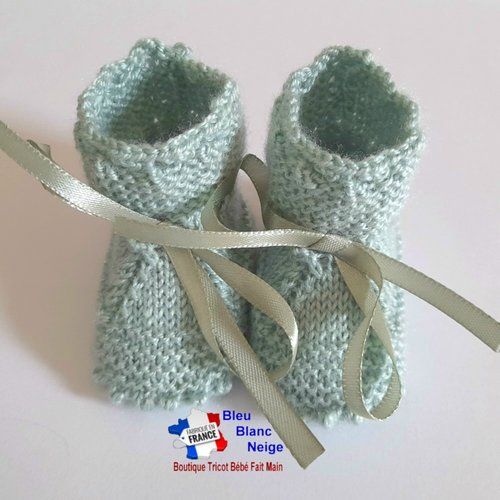 Chaussons bebe naissance, à crans liseré haut astrakan, coloris vert limonade modèle layette tricot bébé sur commande