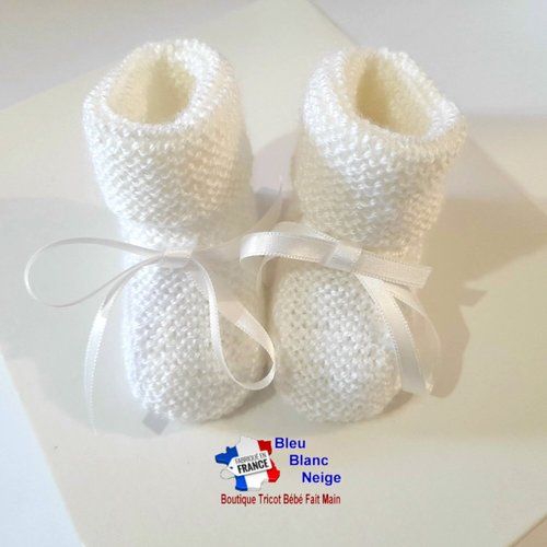 Chaussons naissance mousse blanc lait à ruban et revers mousse tricot bébé modèle layette bb tricoté main sur commande