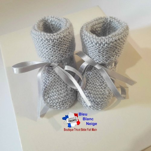 Chaussons 1mois mousse gris comète revers mousse à ruban tricot bébé modèle layette bb tricoté main sur commande