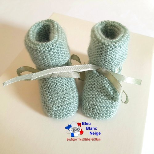 Chaussons 3mois mousse vert limonade calinou à revers mousse et à ruban tricot bébé modèle layette bb tricoté main sur commande