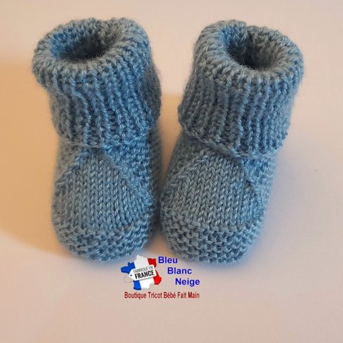 Chaussons 1mois triangle bleu clair tricot bébé modèle layette bb tricoté main sur commande