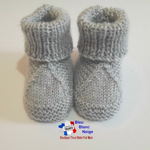 Chaussons 1mois triangle gris comète tricot bébé modèle layette bb tricoté main sur commande