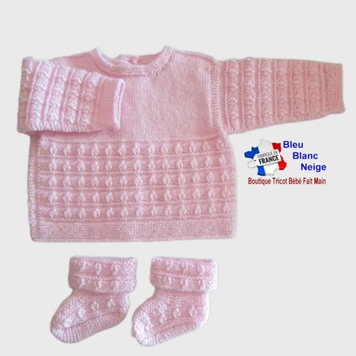 Ensemble 1 mois  brassière et chaussons rose pétale fille bébé tricotée au point fantaisie modèle layette bb tricoté main