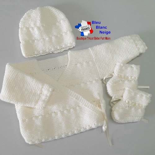 Ensemble 3-6 mois brassière croisée, bonnet et chaussons, coloris écru, crème, modèle layette tricoté main