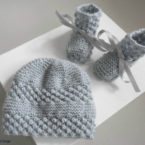 Ensemble tricot bébé, 1 mois, laine ciboulette grise bonnet et chaussons tricotés main mixte