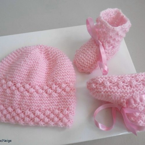 Ensemble tricot bébé, 1 mois, laine ciboulette rose bonnet et chaussons tricotés main mixte