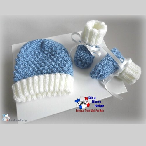 Bonnet bébé et chaussons 1 mois, ensemble tricot bébé, tricoté main en laine écrue et bleu clair mixte