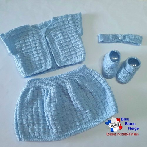Ensemble 1 mois cardigan, jupe, bandeau et chaussons coloris bleu, modèle layette tricot bébé tricoté main
