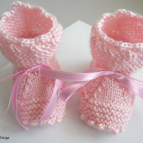 Chaussons bebe naissance, tricotes main, coloris rose, tricot-bebe-laine, crans laine calinou, sur commande