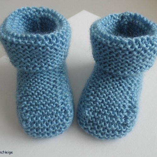 Chaussons bébé naissance, tricotés main en bleu, chaussons  revers mousse calinou, tricot bebe, layette, bb, modele sur commande