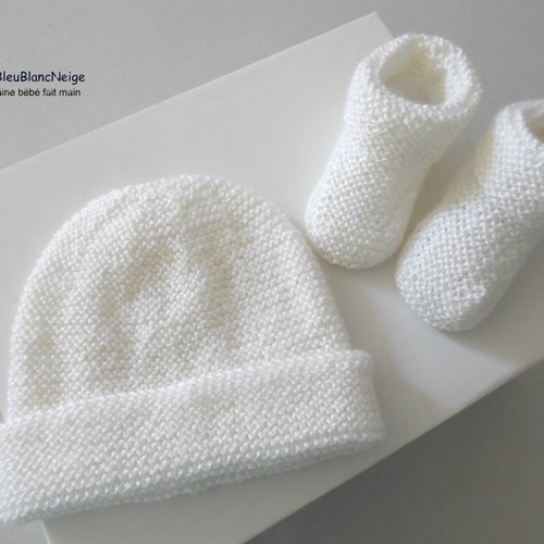 Duo naissance, bonnet, chaussons tout mousse à revers, lait,  mixte, laine calinou, tricot bébé layette sur commande