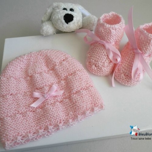 Bonnet bebe et chaussons, 6 mois, laine rose pâle calinou rayé astrakan tricote main, bb, tricot bebe, layette, modèle sur commande