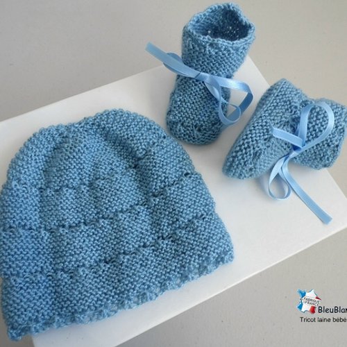 Bonnet bebe et chaussons, 6 mois, laine bleu clair  calinou rayé astrakan tricote main, bb, tricot bebe, layette, modèle sur commande