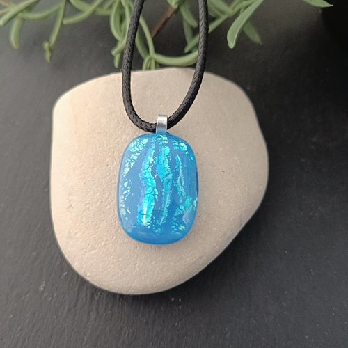 Pendentif bleu verre fusionné