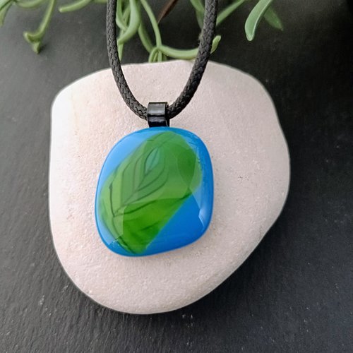 Pendentif bleu et vert boho chic en verre fusionné fait à la main