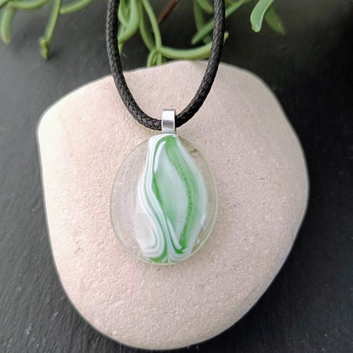 Pendentif vert et transparent boho chic en verre fusionné fait à la main