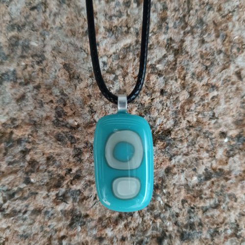 Pendentif en verre fusionné turquoise fait à la main avec collier, cadeau original pour elle