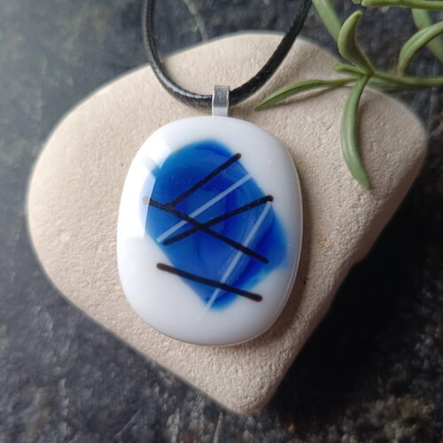 Grand pendentif blanc et bleu en verre