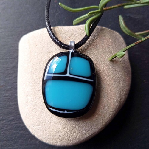 Pendentif noir et bleu en verre fusionné, collier, cadeau d'anniversaire, bijou en verre, création artisanale
