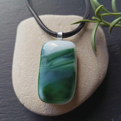 Pendentif vert et blanc fait main en verre avec collier, cadeau original pour elle ou pour lui