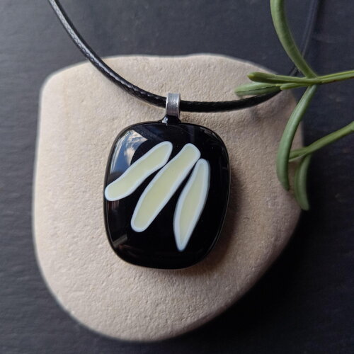 Collier pendentif en verre fusionné noir et vanille fait à la main, cadeau d'anniversaire, bijou artisanal