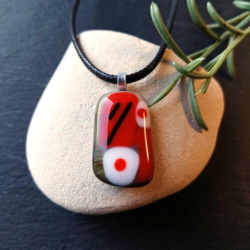 Pendentif multicolore en verre fusionné