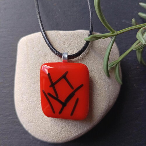 Pendentif rouge et noir en verre fusionné fait à la main avec collier