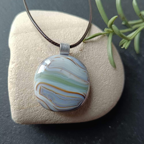 Pendentif en verre fusionné