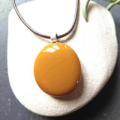 Pendentif en verre fusionné de couleur ocre