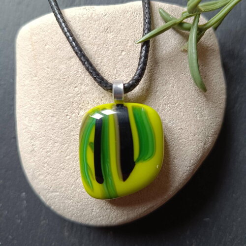 Pendentif en verre fusionné fait-main en verre vert, fabrication artisanale.