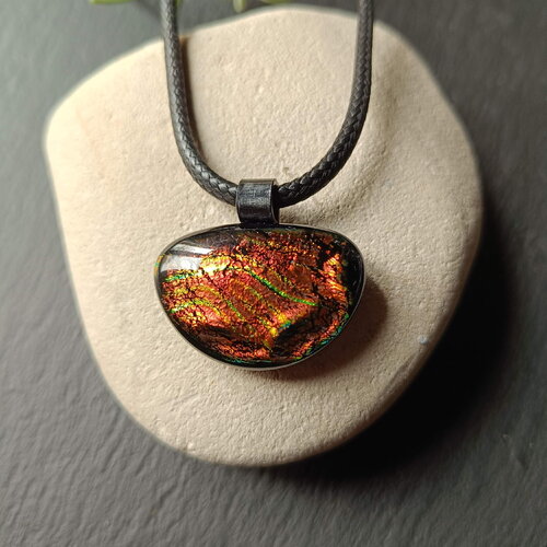 Pendentif et collier en verre fusionné dichroïque