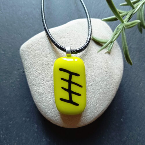 Pendentif en verre fusionné