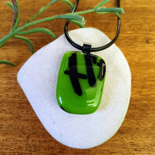 Pendentif vert en verre fusionné fait à la main avec collier