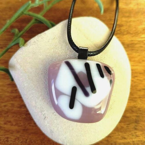 Pendentif mauve violet en verre fusionné fait à la main avec collier, cadeau pour elle, création unique et originale
