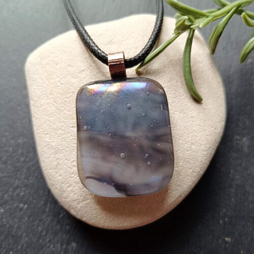 Pendentif gris irisé
