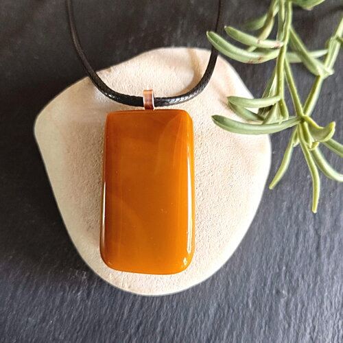 Collier pendentif ton naturel en verre fusionné