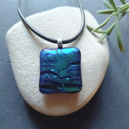 Pendentif en verre dichroïque fusionné