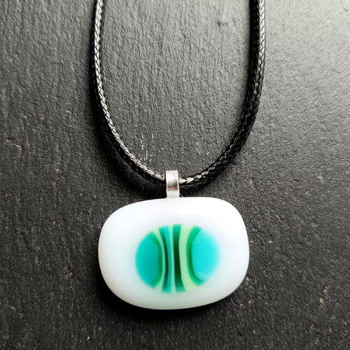 Pendentif en verre fusionné, fait à la main, collier blanc, bleu et vert, cadeau pour elle