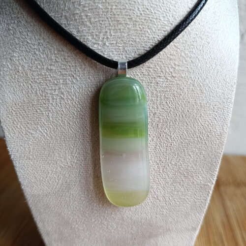 Collier pendentif vert et transparent