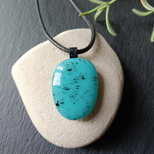 Pendentif bleu en verre fusionné