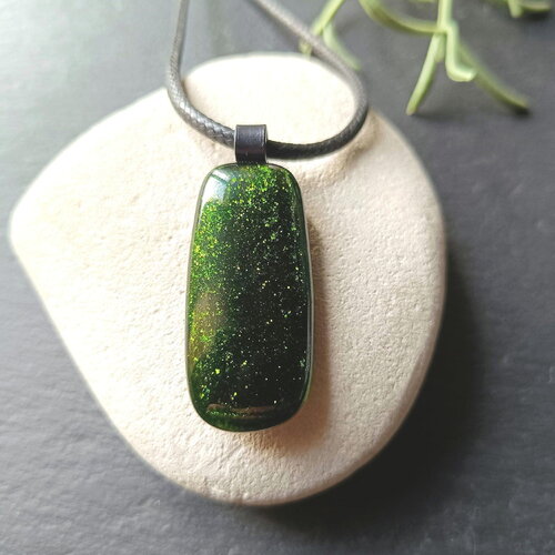 Pendentif en verre fusionné