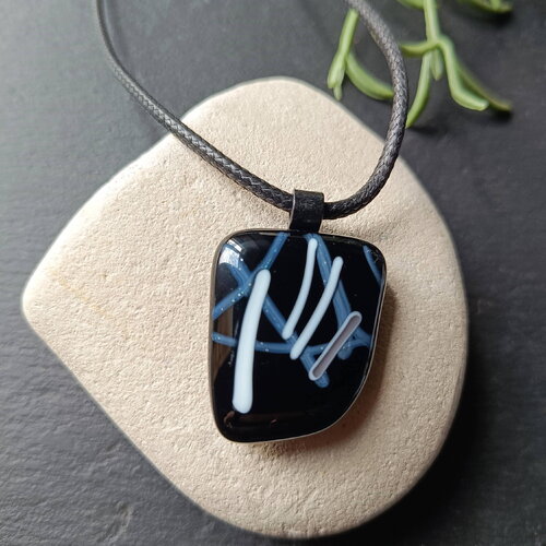 Collier pendentif en verre fusionné fait à la main, unique et artisanal, noir et blanc